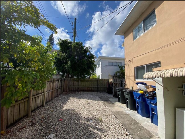 8125 Hawthorne Ave in Miami Beach, FL - Building Photo - Building Photo