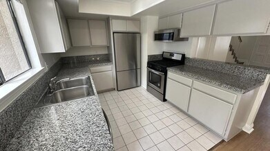 2424 Santa Ana Ave in Costa Mesa, CA - Building Photo - Building Photo