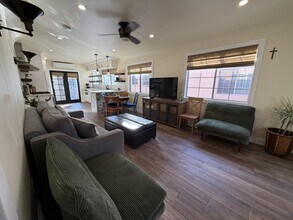 2120 Laverna Ave in Los Angeles, CA - Foto de edificio - Building Photo