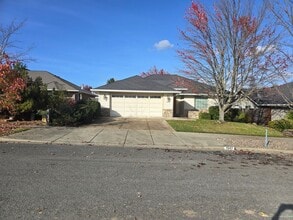 1547 W Harbeck Rd in Grants Pass, OR - Building Photo - Building Photo