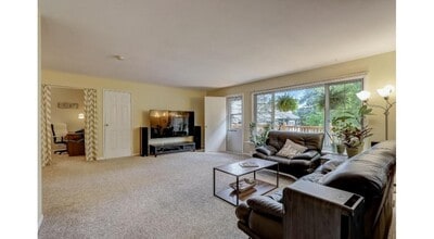 157 Linden Ln, Unit 8 in Thiensville, WI - Building Photo - Building Photo