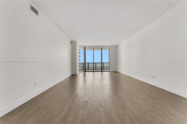 1300 Brickell Bay Dr, Unit 3904 in Miami, FL - Building Photo - Building Photo