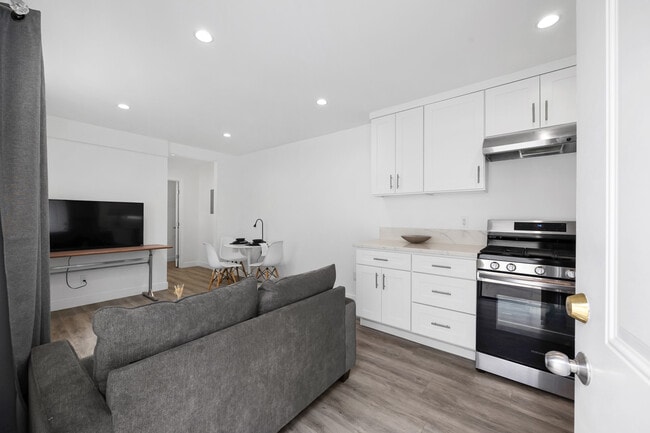 18017 Collins St in Los Angeles, CA - Building Photo - Building Photo