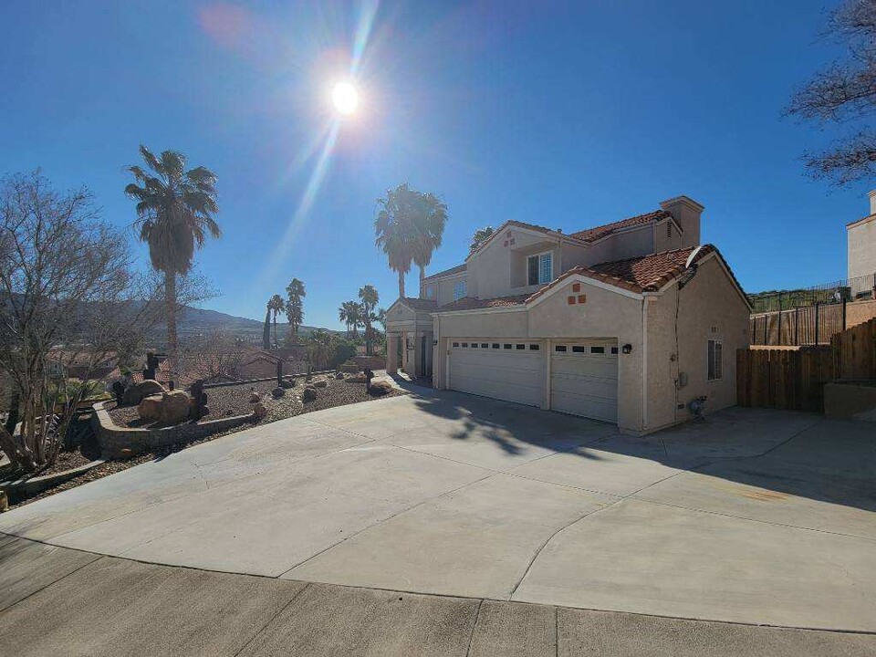 28045 Magic Mountain Ln in Santa Clarita, CA - Building Photo