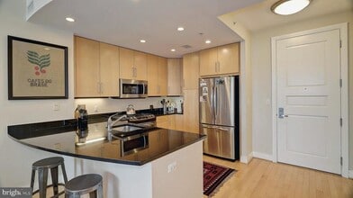 8220 Crestwood Heights Dr in McLean, VA - Building Photo - Building Photo