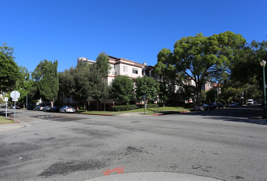 401 N Kenwood St in Glendale, CA - Building Photo