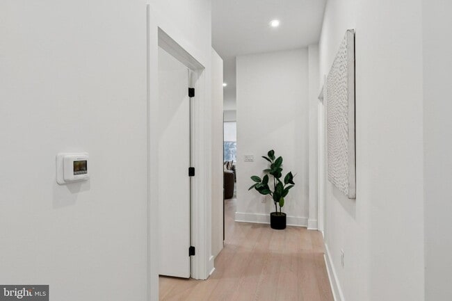 30 W Allens Ln, Unit 208 in Philadelphia, PA - Foto de edificio - Building Photo