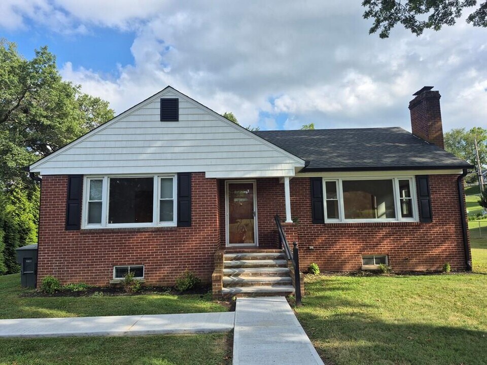 250 Gillespie Dr NE in Abingdon, VA - Building Photo