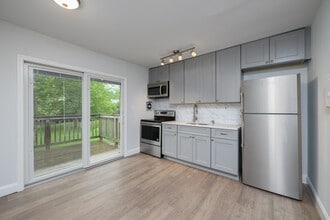 96 East Ave, Unit 63 in Atlantic Highlands, NJ - Building Photo - Building Photo