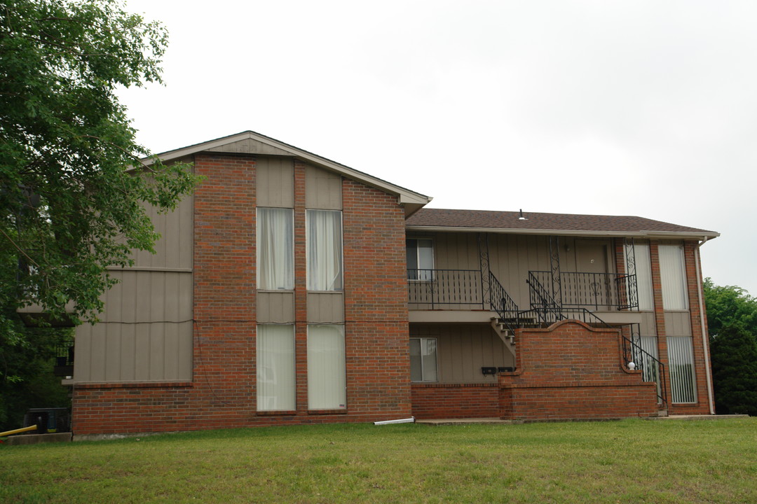 Williamsburg Square Apartments in Wichita, KS - Building Photo