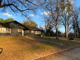 204 Arroyo Dr in Texarkana, TX - Building Photo
