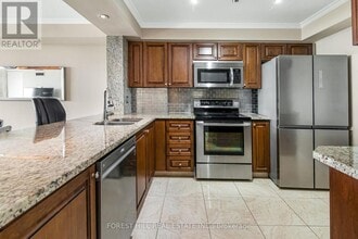 3845-3845 Lake Shore Blvd W in Toronto, ON - Building Photo - Building Photo