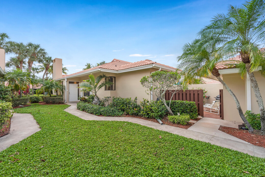 135 Old Meadow Way in Palm Beach Gardens, FL - Building Photo