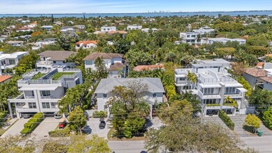 442 Fernwood Rd in Key Biscayne, FL - Foto de edificio - Building Photo