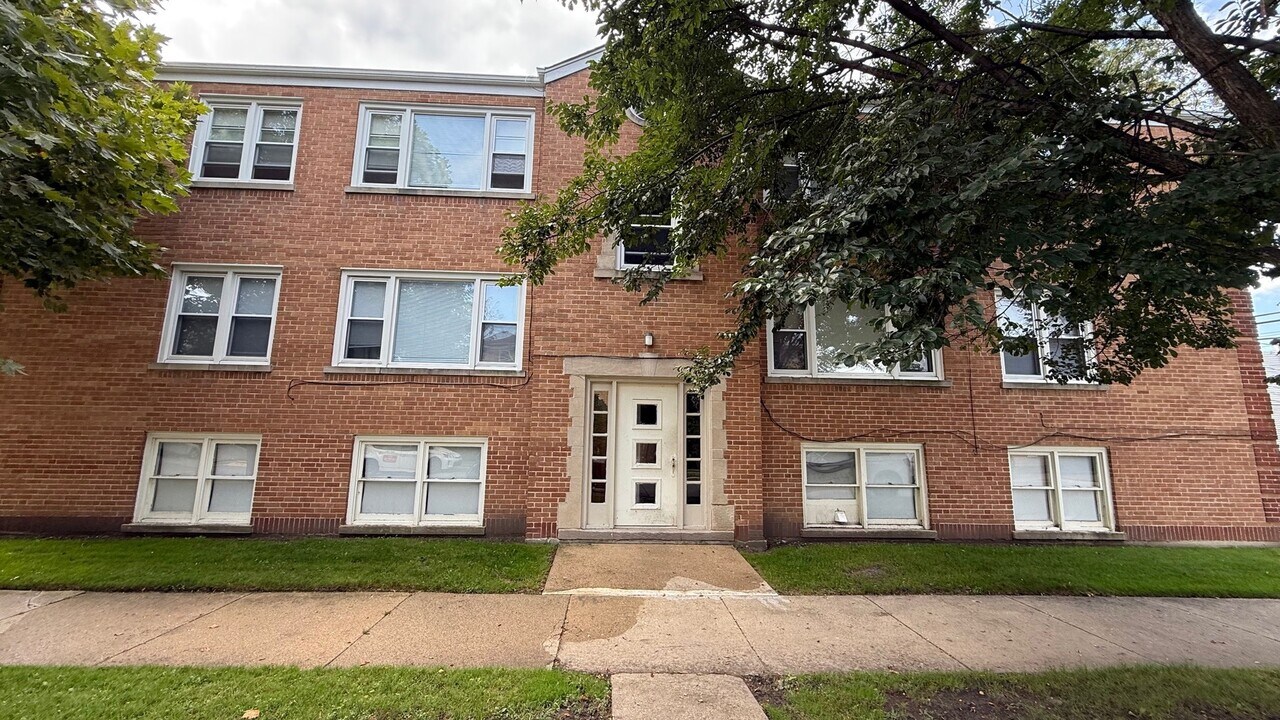 8852 Bronx Ave in Skokie, IL - Building Photo