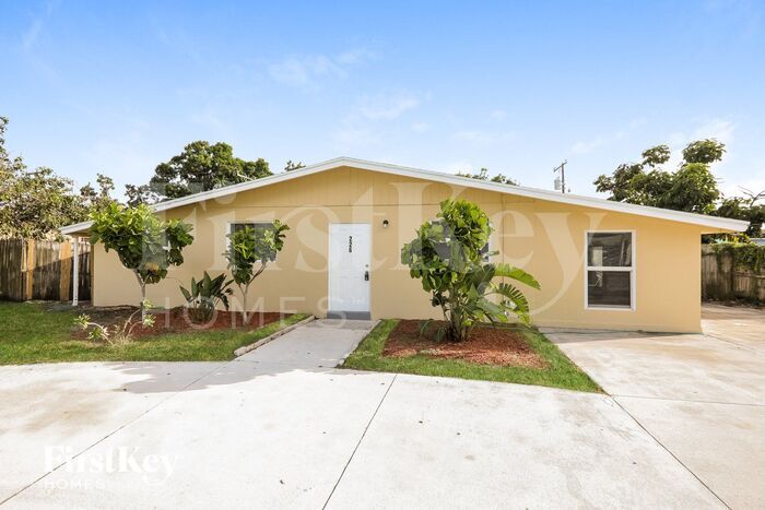 226 E Gateway Blvd in Boynton Beach, FL - Building Photo