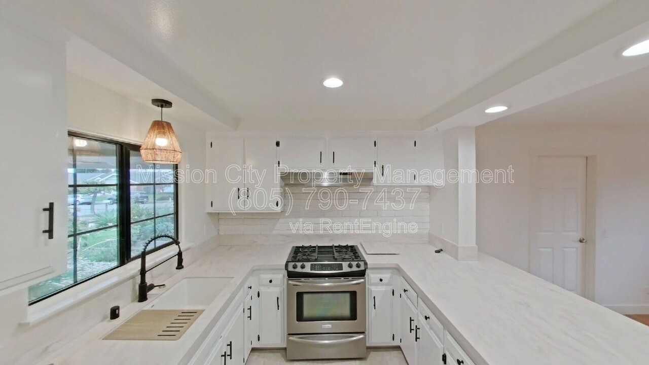 90 Brandon Dr in Goleta, CA - Building Photo