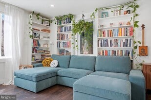 125 E Moreland Ave in Philadelphia, PA - Building Photo