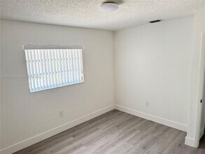 426 NE 166th St in Miami, FL - Building Photo - Building Photo