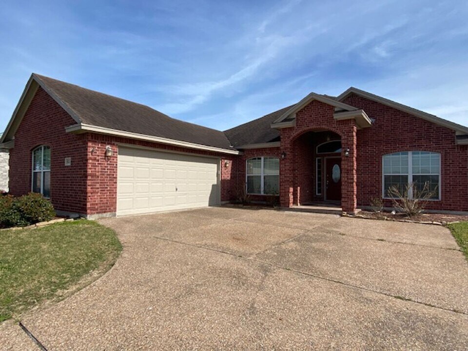 8226 Excalibur Rd in Corpus Christi, TX - Building Photo