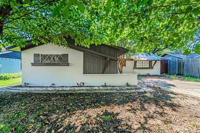 1018 McCallum Dr in Garland, TX - Foto de edificio - Building Photo