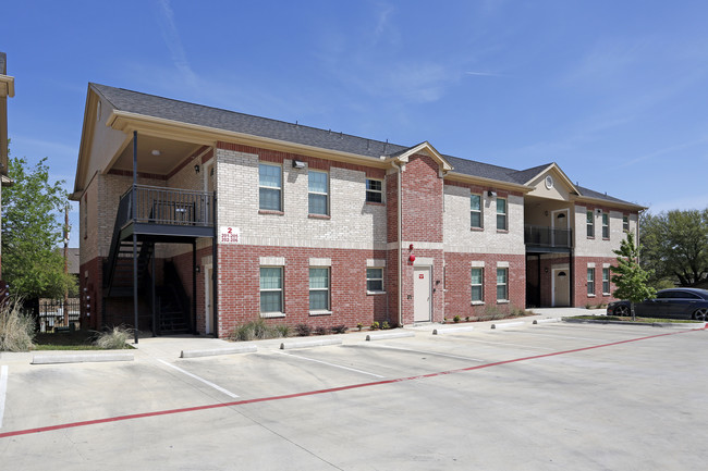 Mansfield Gardens in Mansfield, TX - Building Photo - Building Photo