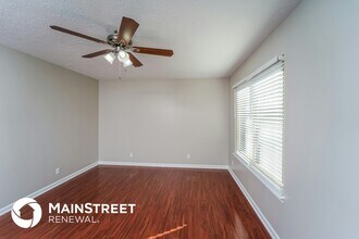 3815 Hillcross Dr in Louisville, KY - Foto de edificio - Building Photo