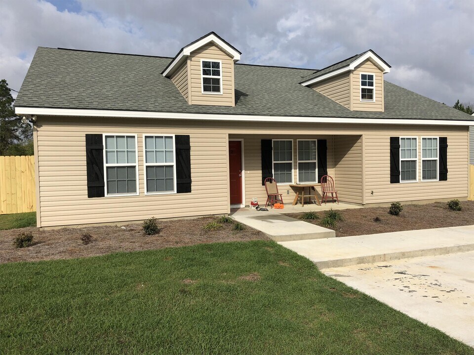 1212 Westover Rd in Tifton, GA - Building Photo