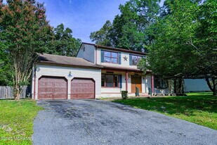 16 Spicy Pond Rd in Howell, NJ - Building Photo