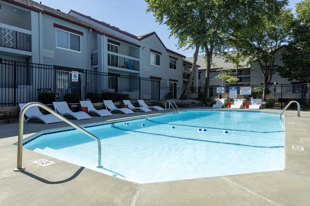 Flats at Miracle Hills in Omaha, NE - Foto de edificio