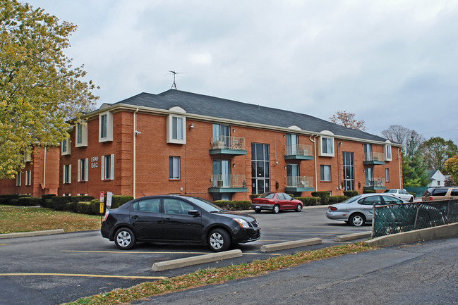 Woodhall Apartments in Dayton, OH - Building Photo - Building Photo