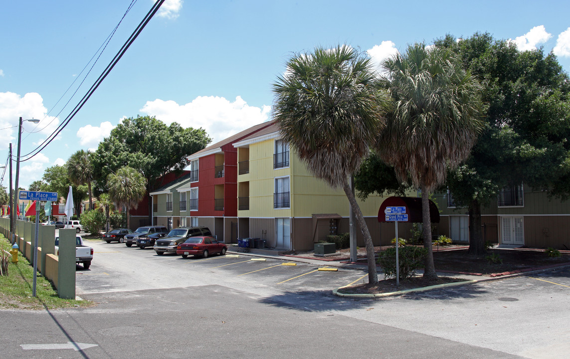 Valencia Village Apartments in Tampa, FL - Building Photo