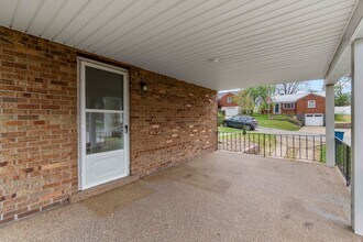 325 Poe Dr in Pittsburgh, PA - Building Photo - Building Photo
