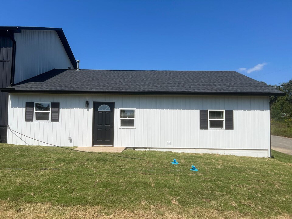 2162 Airport Rd in Hot Springs, AR - Building Photo