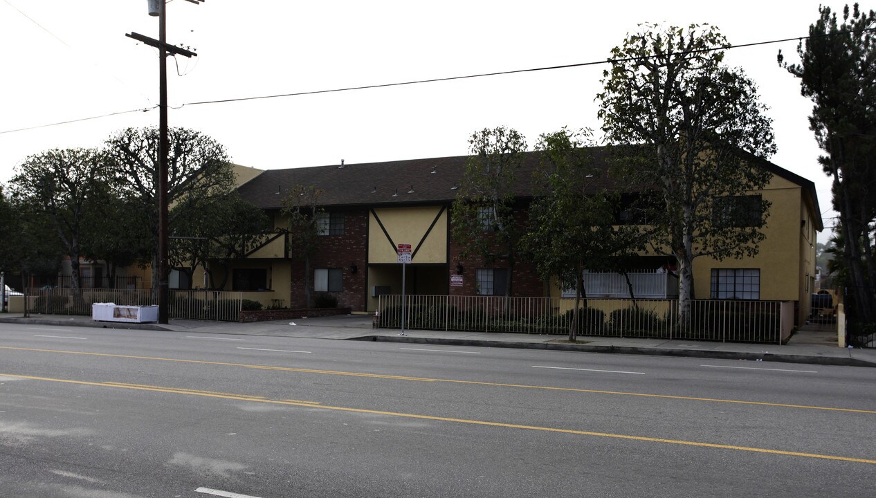 11606 Victory Blvd in North Hollywood, CA - Building Photo