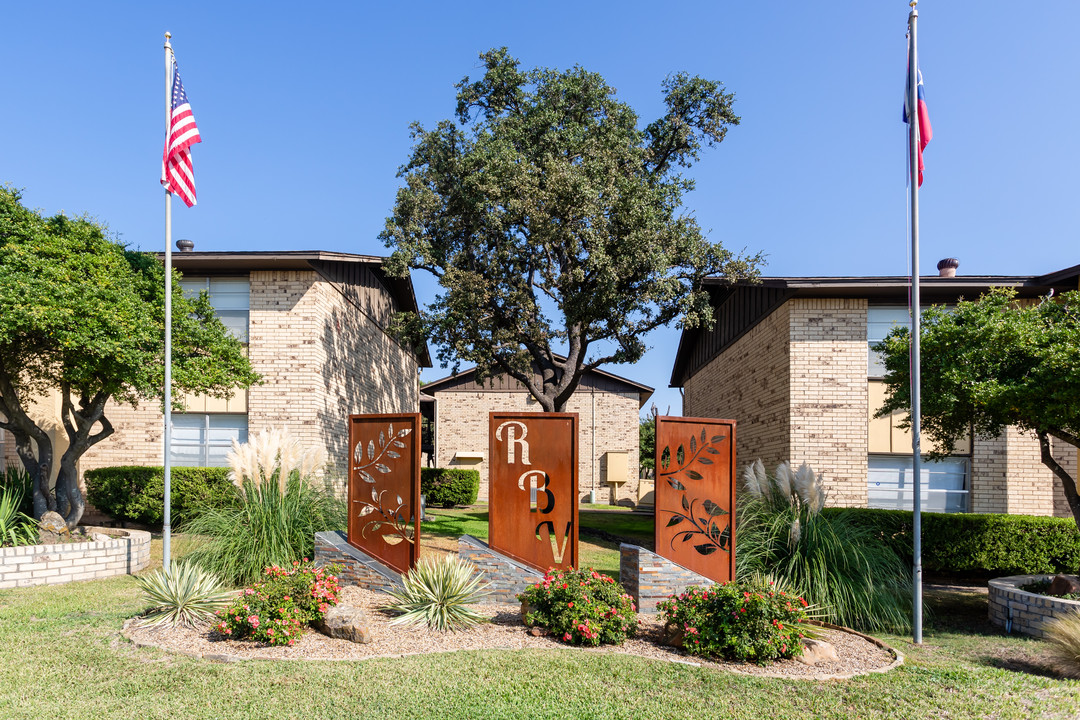 Redbird Village Apartments in Duncanville, TX - Foto de edificio