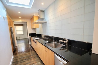 323 E 51st St in New York, NY - Building Photo - Building Photo
