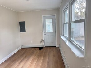 129 Spring Ln in Levittown, NY - Building Photo - Building Photo