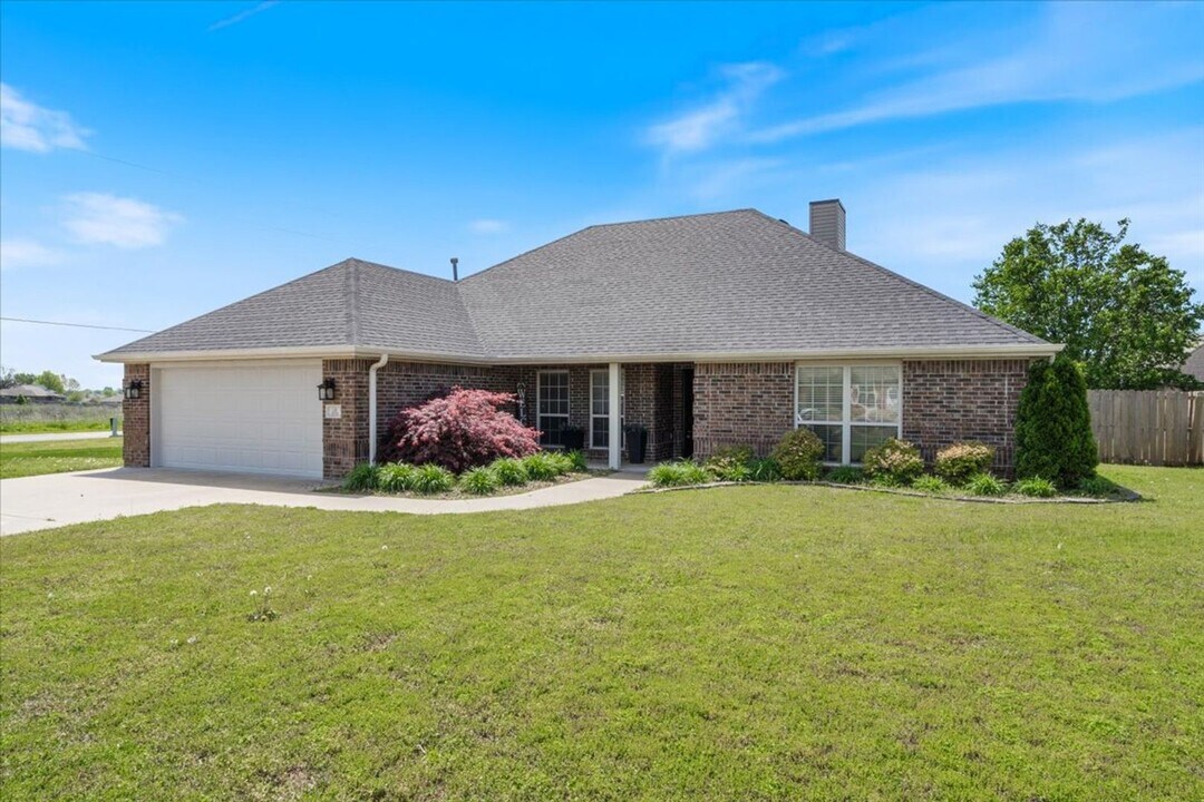 101 Hoss St in Centerton, AR - Building Photo