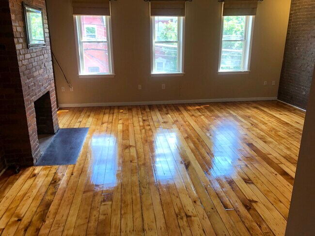 2211 Sarah St, Unit 2 in Pittsburgh, PA - Foto de edificio - Building Photo