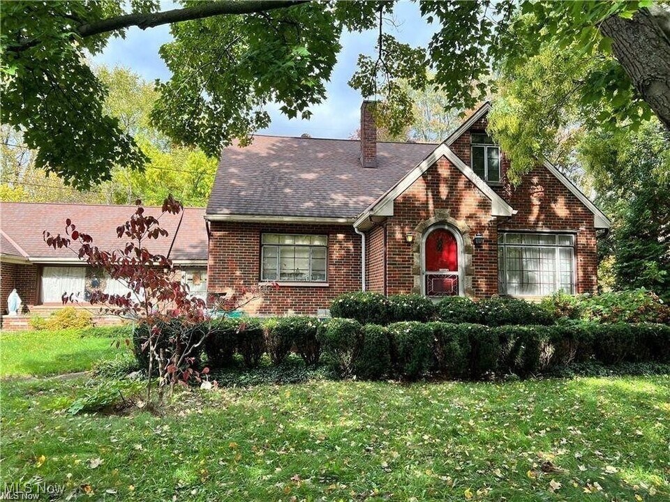 8581 Fair Rd in Strongsville, OH - Building Photo