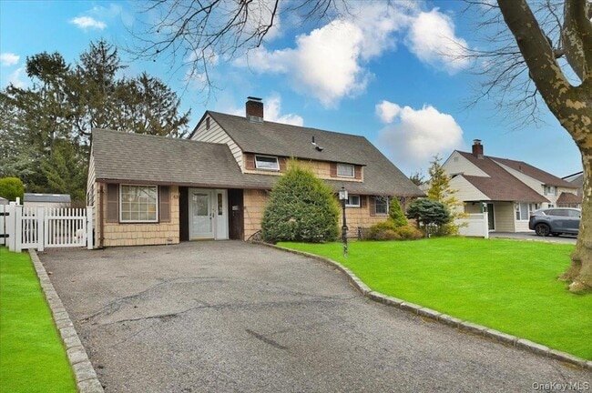 43 Flagstone Ln in Westbury, NY - Building Photo - Building Photo