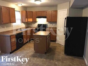 10850 Snowdrop Way in Indianapolis, IN - Building Photo - Building Photo