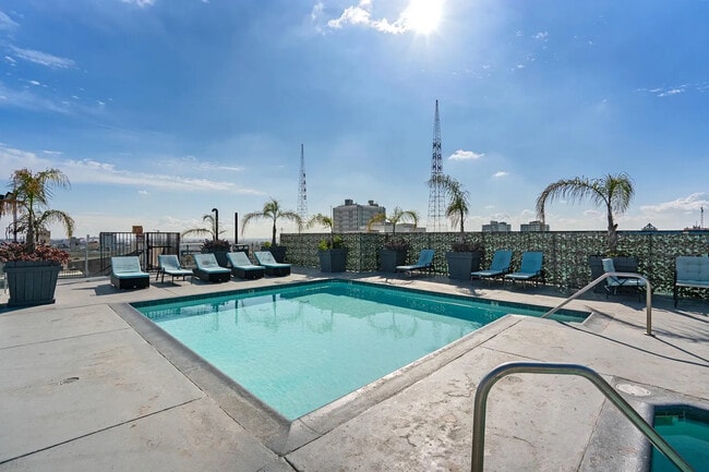 312 W 5th St, Unit 208 in Los Angeles, CA - Building Photo - Building Photo