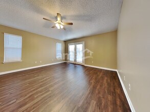 2143 Featherwood Dr W in Jacksonville, FL - Foto de edificio - Building Photo