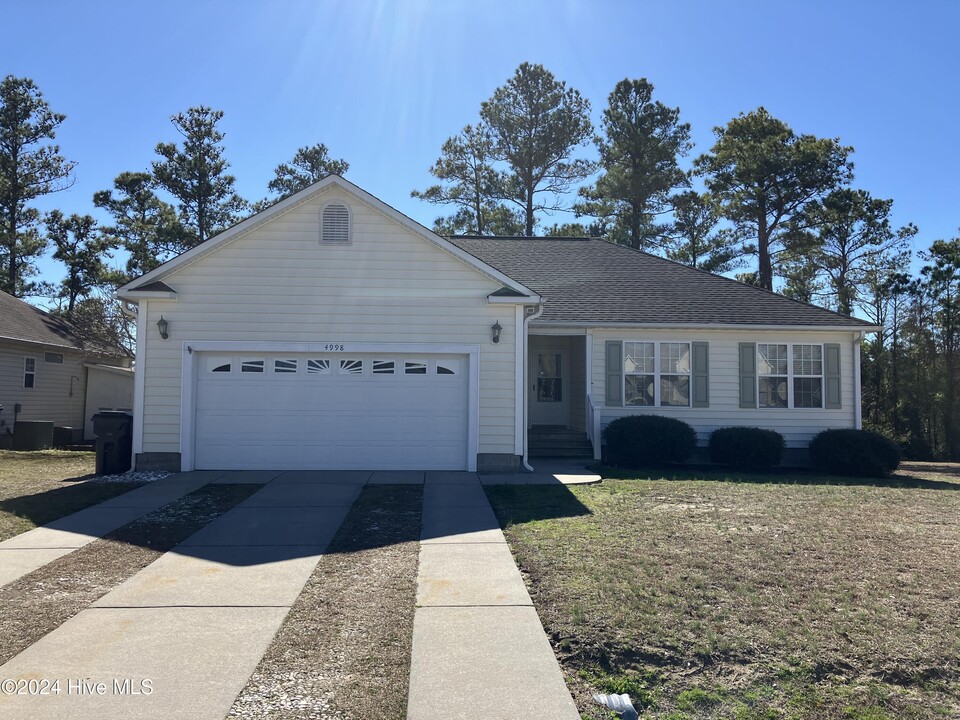 4998 N Hampton Dr SE in Southport, NC - Building Photo