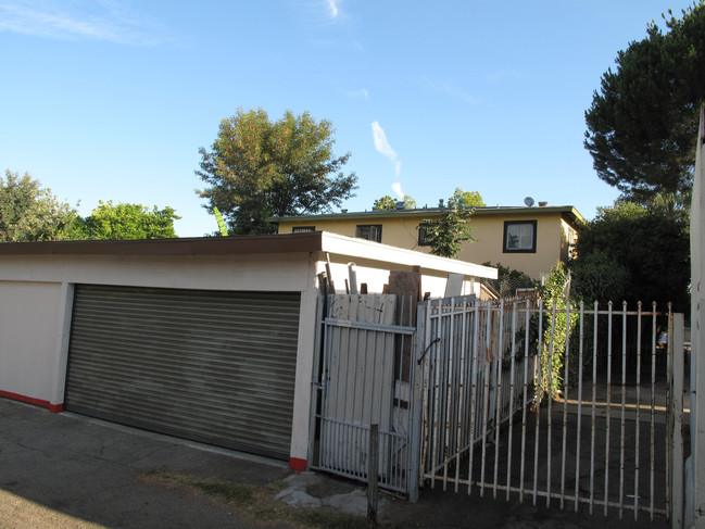 6356 Ventura Canyon Ave in Van Nuys, CA - Building Photo - Building Photo