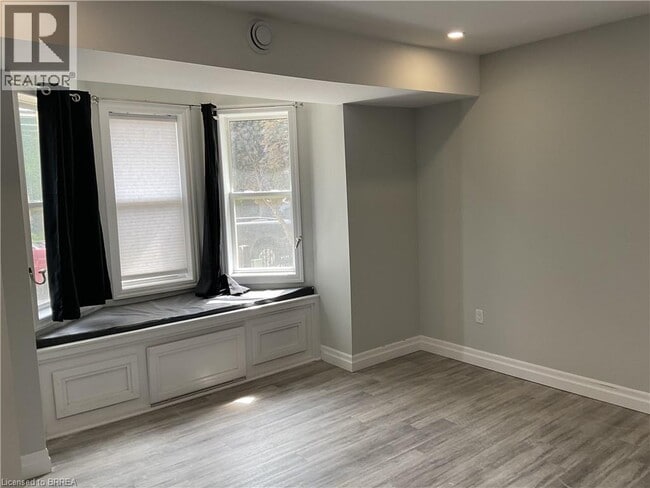98 Lorne Crescent in Brantford, ON - Building Photo - Building Photo