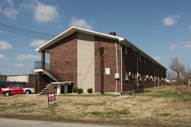 Malibu & Thunderbird Apartments in Louisville, KY - Building Photo - Building Photo