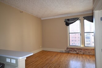 1 Oakes St SW in Grand Rapids, MI - Building Photo - Building Photo